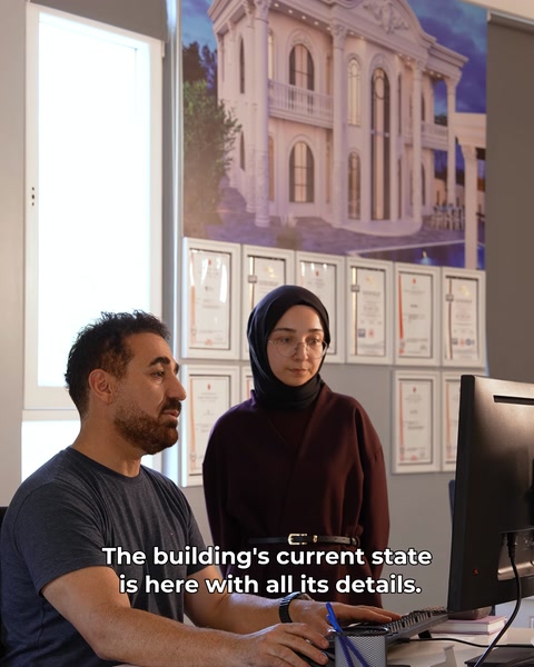 Ofiste müşteri ile binanın mevcut hâli ekranda inceleniyor