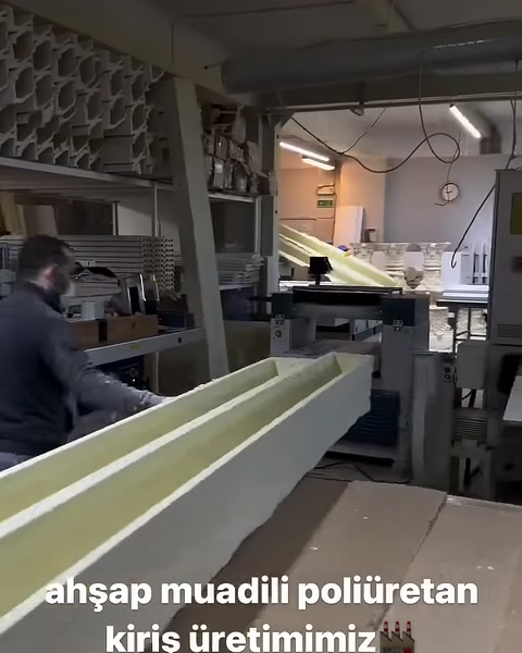 Atölyede yan yana uzanan içi boş kiriş profilleri