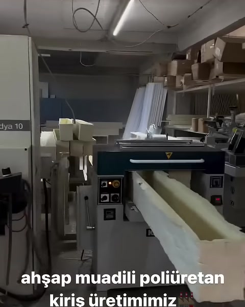 Kanal biçimli poliüretan kiriş üretim makinesine doğru ilerliyor