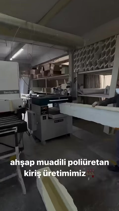 Poliüretan kiriş profili üretim makinesinde işlenmeye hazırlanıyor