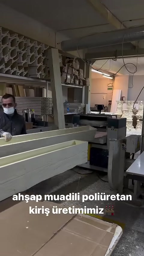 Uzun poliüretan kiriş gövdesi atölyede makineye yönlendiriliyor