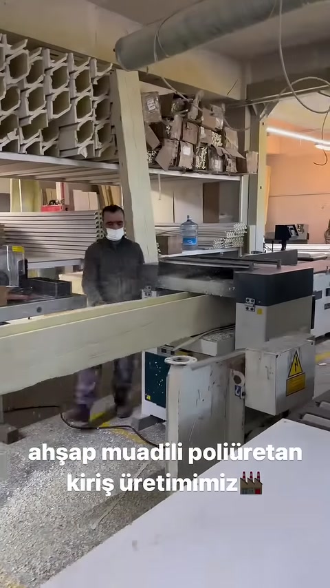 Çalışan kiriş profilini üretim makinesinden kontrollü biçimde geçiriyor