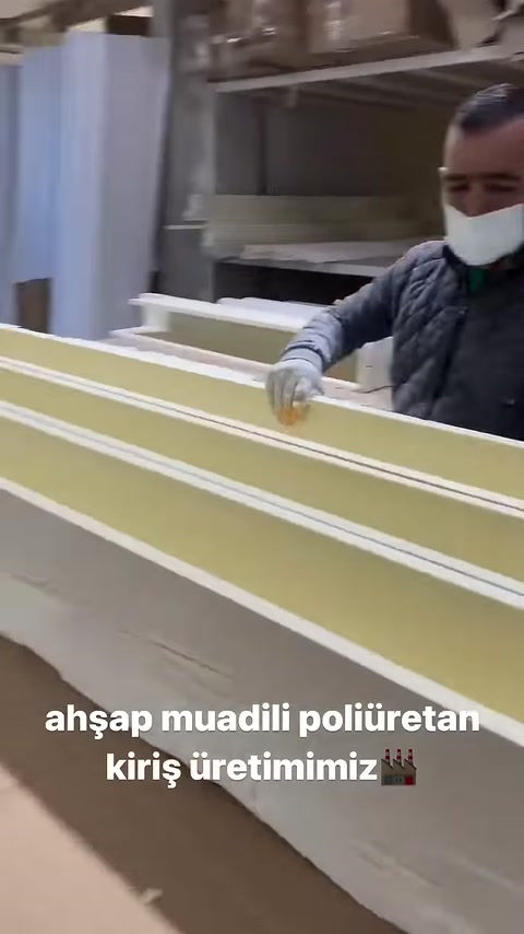 Paralel kanallara sahip poliüretan kirişlerin yüzey detayları görülüyor