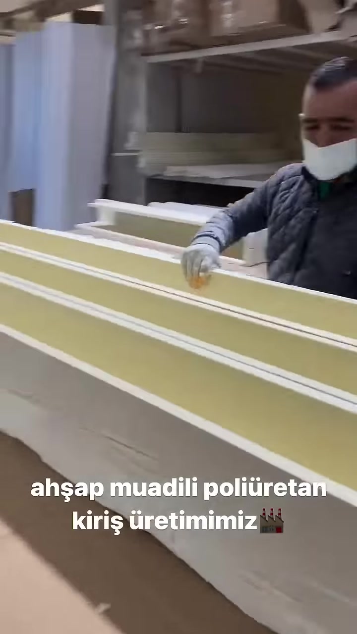 Paralel kanallara sahip poliüretan kirişlerin yüzey detayları görülüyor