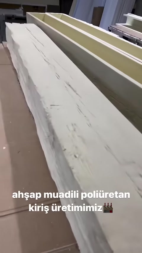 Açık renkli kiriş yüzeyindeki doğal ahşap damarları yakından görülüyor