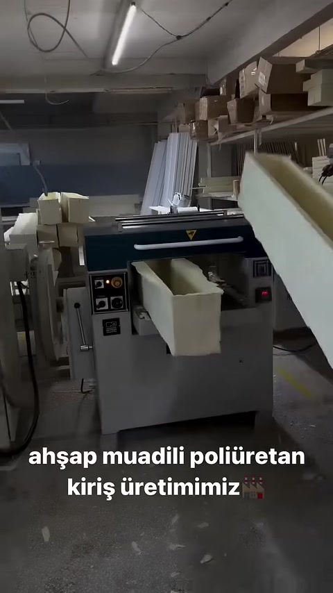 Poliüretan kiriş profili makinedeki işleme aşamasından geçiriliyor