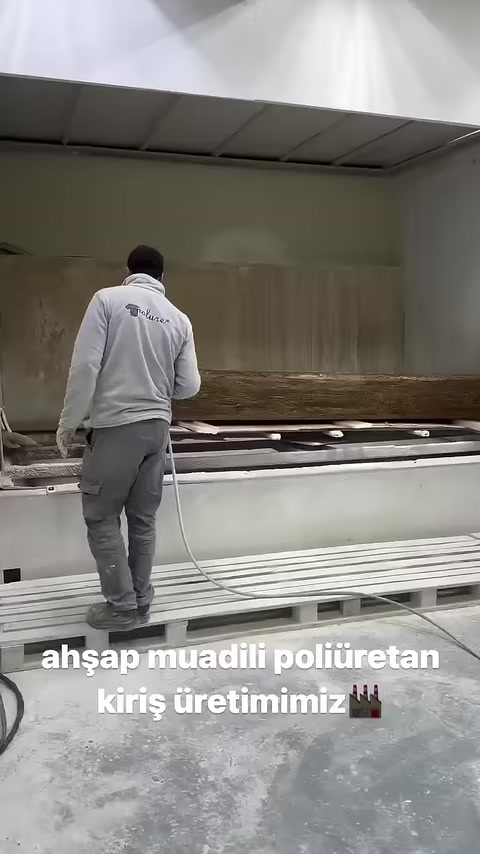Kahverengi ahşap görünümlü kiriş atölye tezgâhında inceleniyor
