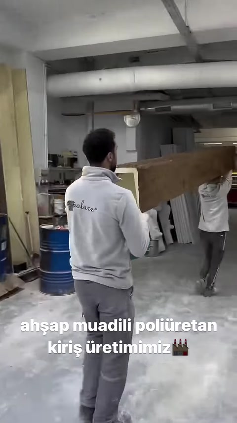 Tamamlanan uzun poliüretan kiriş atölye içinde taşınıyor