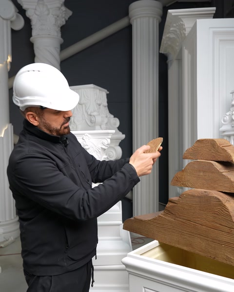 Ahşap doku detayına yakın çekimde bakılıyor