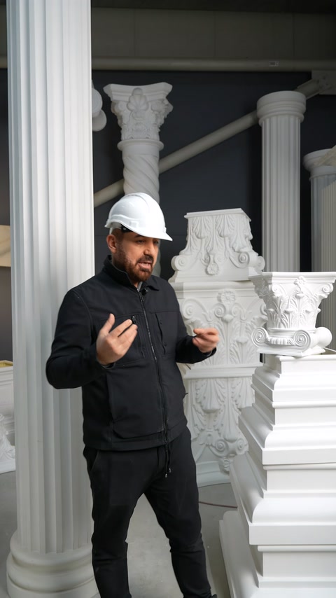 Farklı yivli ve burgulu sütun modelleri sunucunun arkasında sergileniyor.