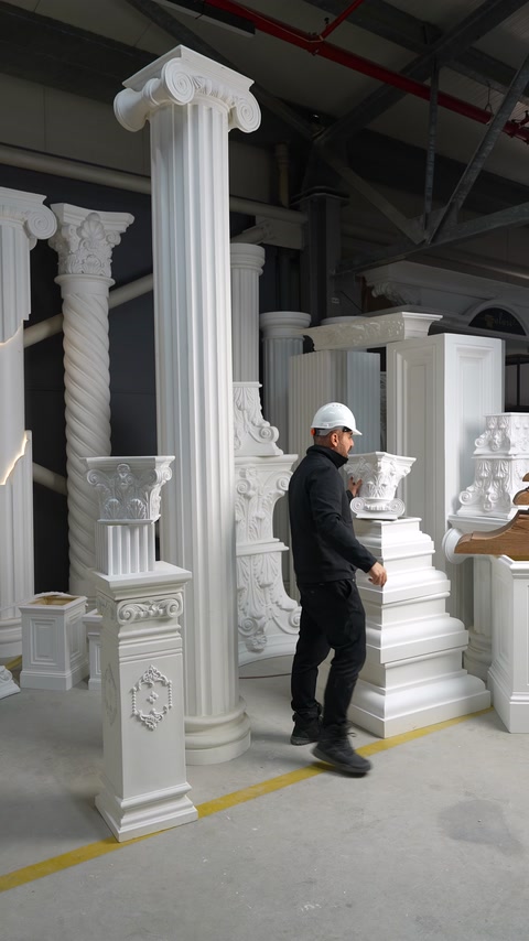 Atölyede farklı boylarda sütunlar, işlemeli başlıklar ve kaideler sıralanıyor.