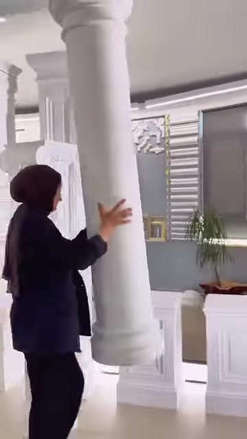 Sunucu, düz gövdeli poliüretan sütunun yüzeyini ve formunu tanıtıyor.