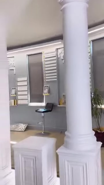 Düz sütun gövdesi ve alt kaide sergi alanında birlikte görülüyor.