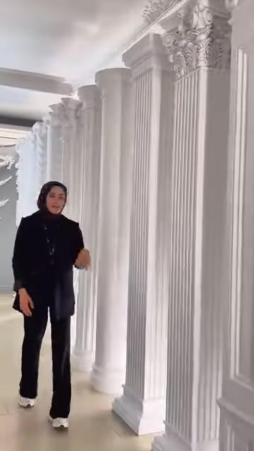 Çeşitli düz ve yivli sütun modelleri sıra halinde sergileniyor.
