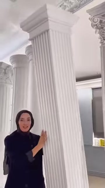 Geniş yivli sütunun kanallı yüzeyi yakın planda gösteriliyor.