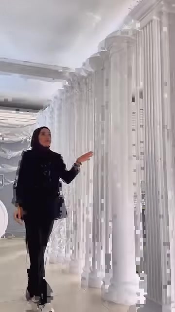 Burgulu sütun modeli, düz gövdeli seçeneklerin yanında sergileniyor.