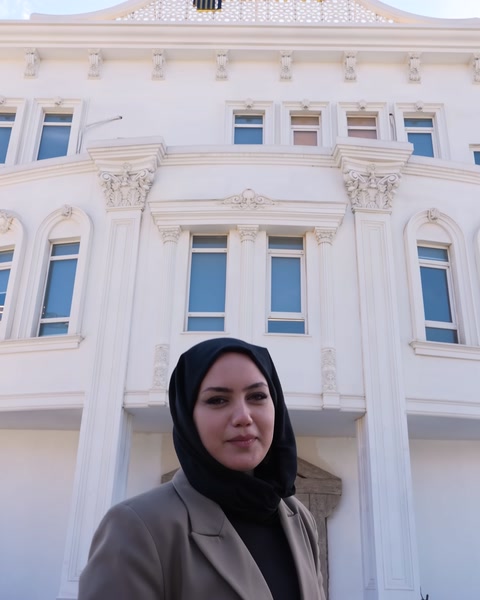 Beyaz sütunlu cephe süslemeleriyle gösterişli vitrin binası
