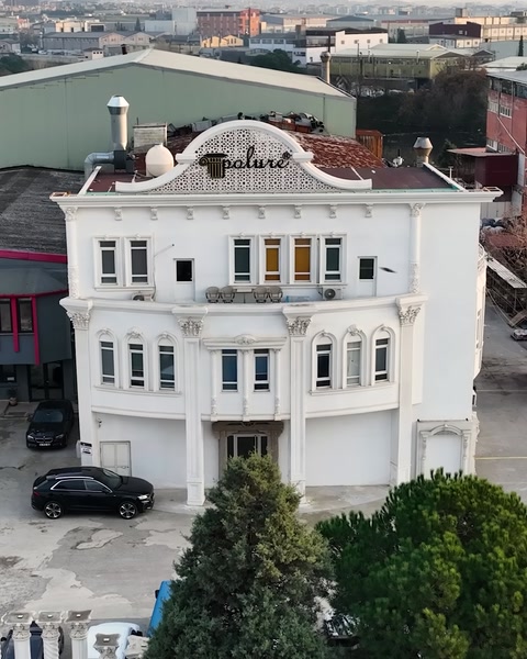 Havadan görünümde Polure fabrika binası ve bahçesi