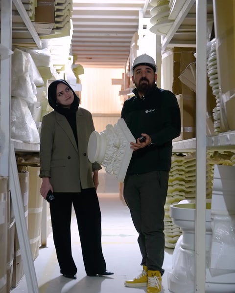 Depoda sütun ve pilaster ürünleri arasında yürüyen ekip