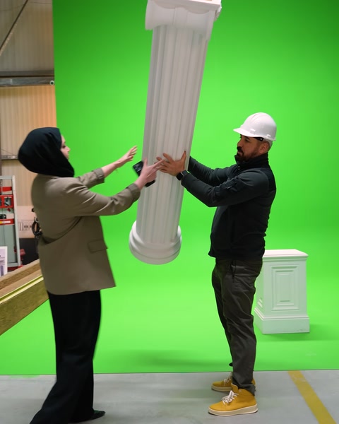 Yeşil ekran önünde sütun ürünü çekim hazırlığı