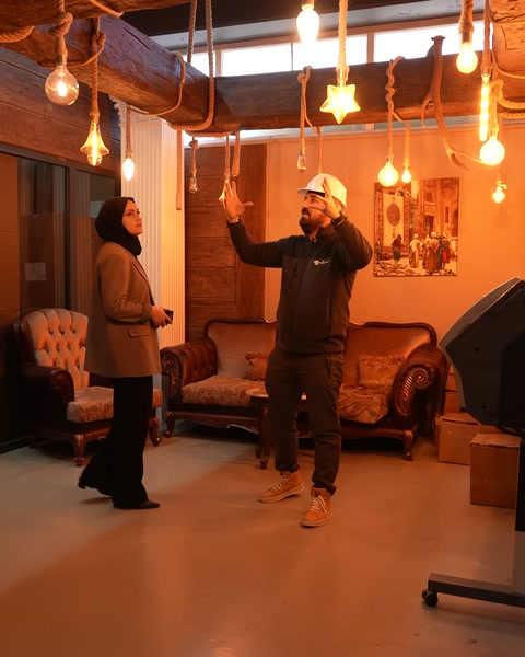 Şömine ve aydınlatma ürünleriyle dekore edilmiş showroom