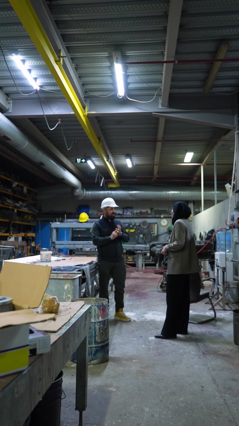 Üretim alanında kalıp tezgahları ve fabrika ekipmanları görülüyor