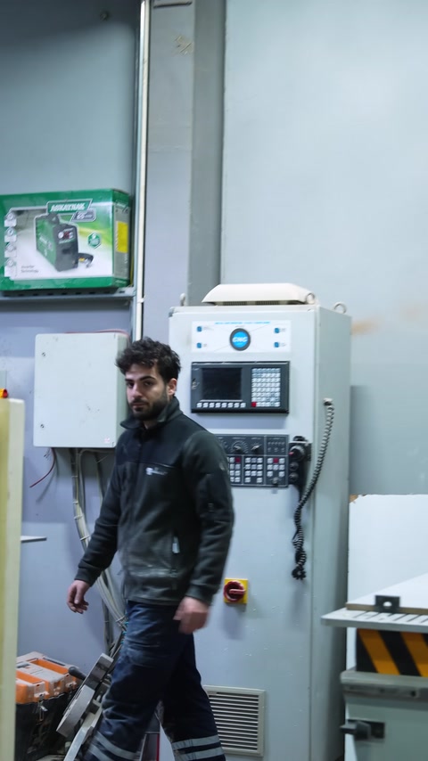 CNC kontrol ünitesi yanında üretim süreci tanıtılıyor