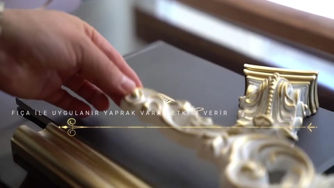 Yaprak motifli dekoratif süsün altın ve açık renk yüzeyi gösteriliyor.