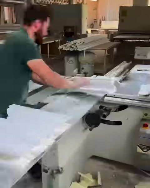 Usta uzun söve parçasını kesim tablasında dikkatle yönlendiriyor.