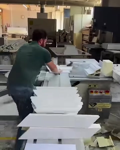 Atölyede kesilmiş söve parçaları makine çevresinde düzenli biçimde istifleniyor.