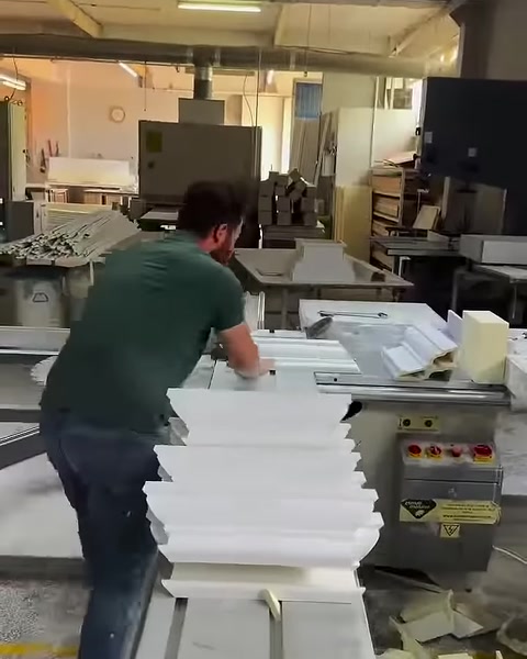 Söve profili makinede kesilirken usta parçayı kontrollü biçimde ilerletiyor.
