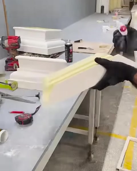 Usta köşe birleşimi öncesinde söve kesitine yapıştırıcı uyguluyor.