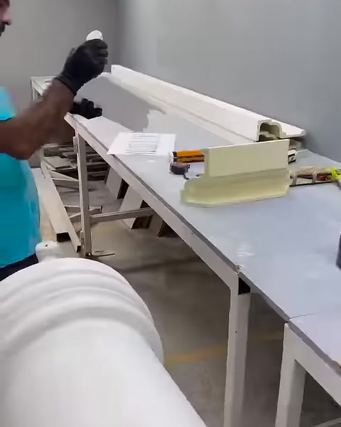 Yapıştırıcı sürülen açılı söve parçaları montaj masasında bekletiliyor.
