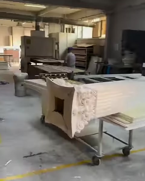 İşleme detaylı dekoratif elemanlar üretim atölyesinde tezgâhta bekliyor.