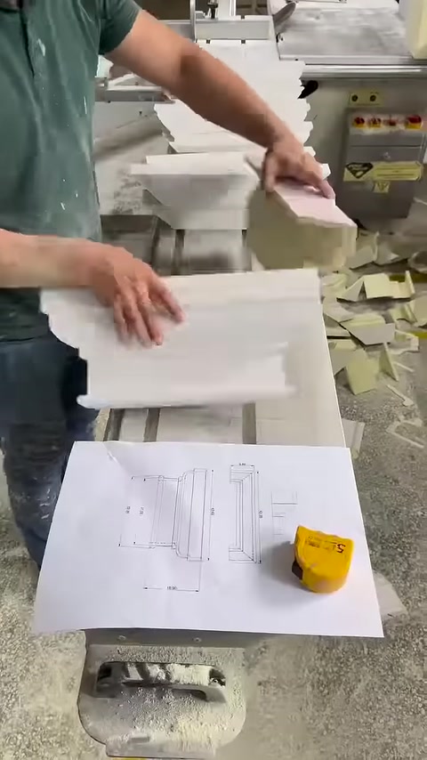 Kesilmiş dekoratif parçalar teknik çizim üzerinde sırayla eşleştiriliyor