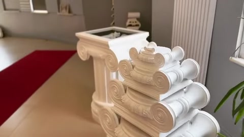İç mekânda farklı formlara sahip sütun başlığı modelleri sergileniyor