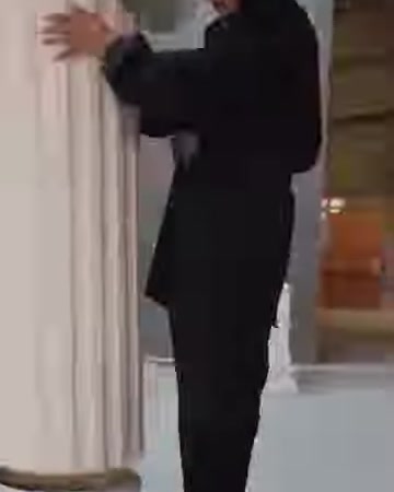 Yivli uzun sütun gövdesinin dikey kanalları öne çıkıyor