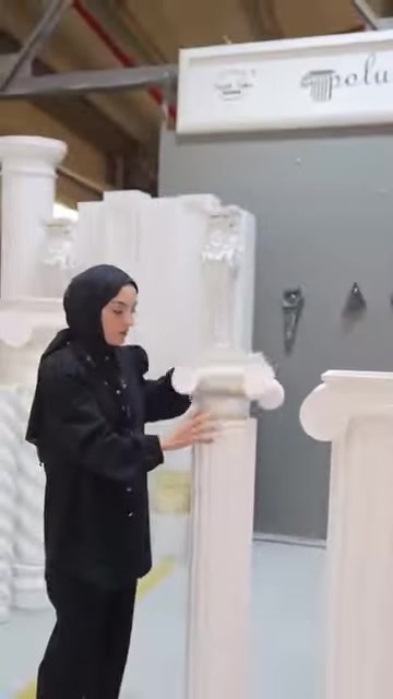 Yivli gövde ile kıvrımlı sütun başlığı yakından inceleniyor