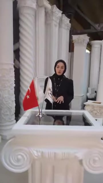 Başlık, gövde ve kaideden oluşan sehpa modülü önden görülüyor