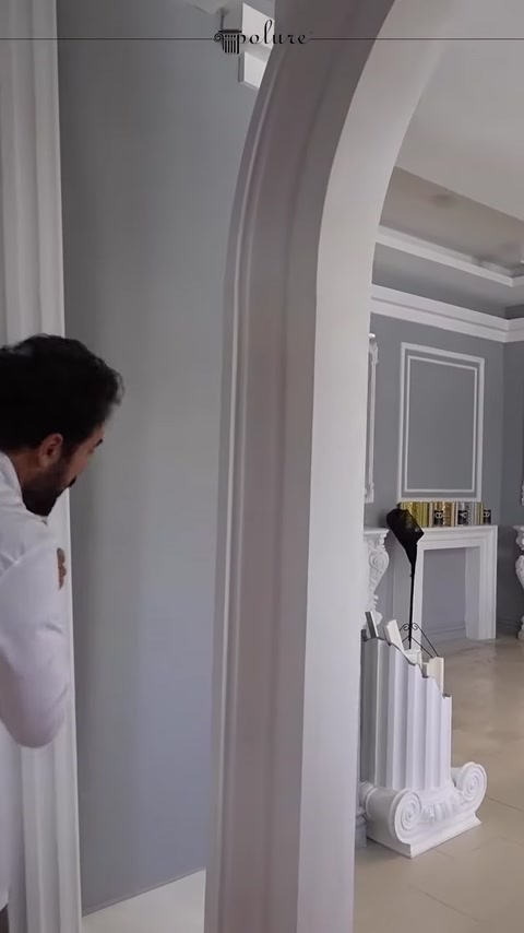 Dekoratif kemer profilinin yan yüzeyi elle kontrol ediliyor