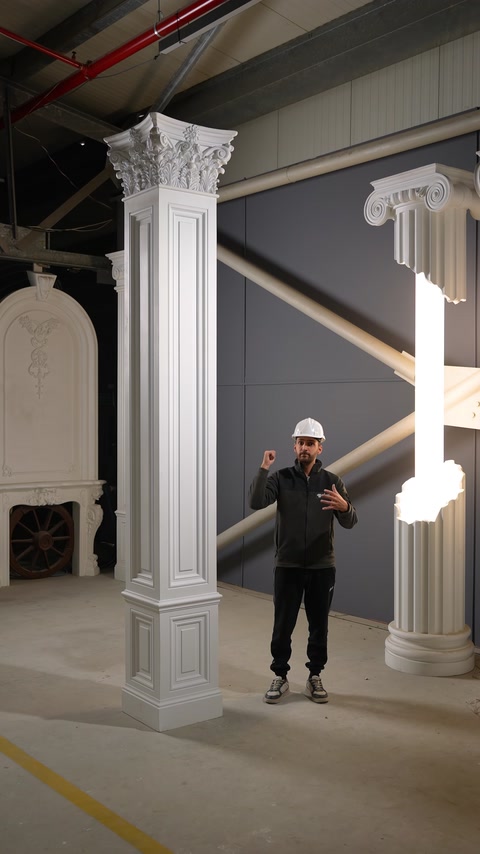 Atölyede sergilenen yüksek pilaster ve yivli dekoratif sütun modelleri