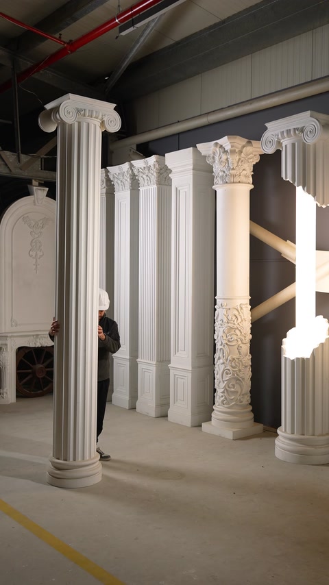 İyon başlıklı sütun önünde farklı pilaster modelleri sıralanıyor