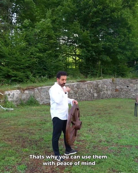 Mikrofonla konuşurken tekerlek ürününü elinde tutma