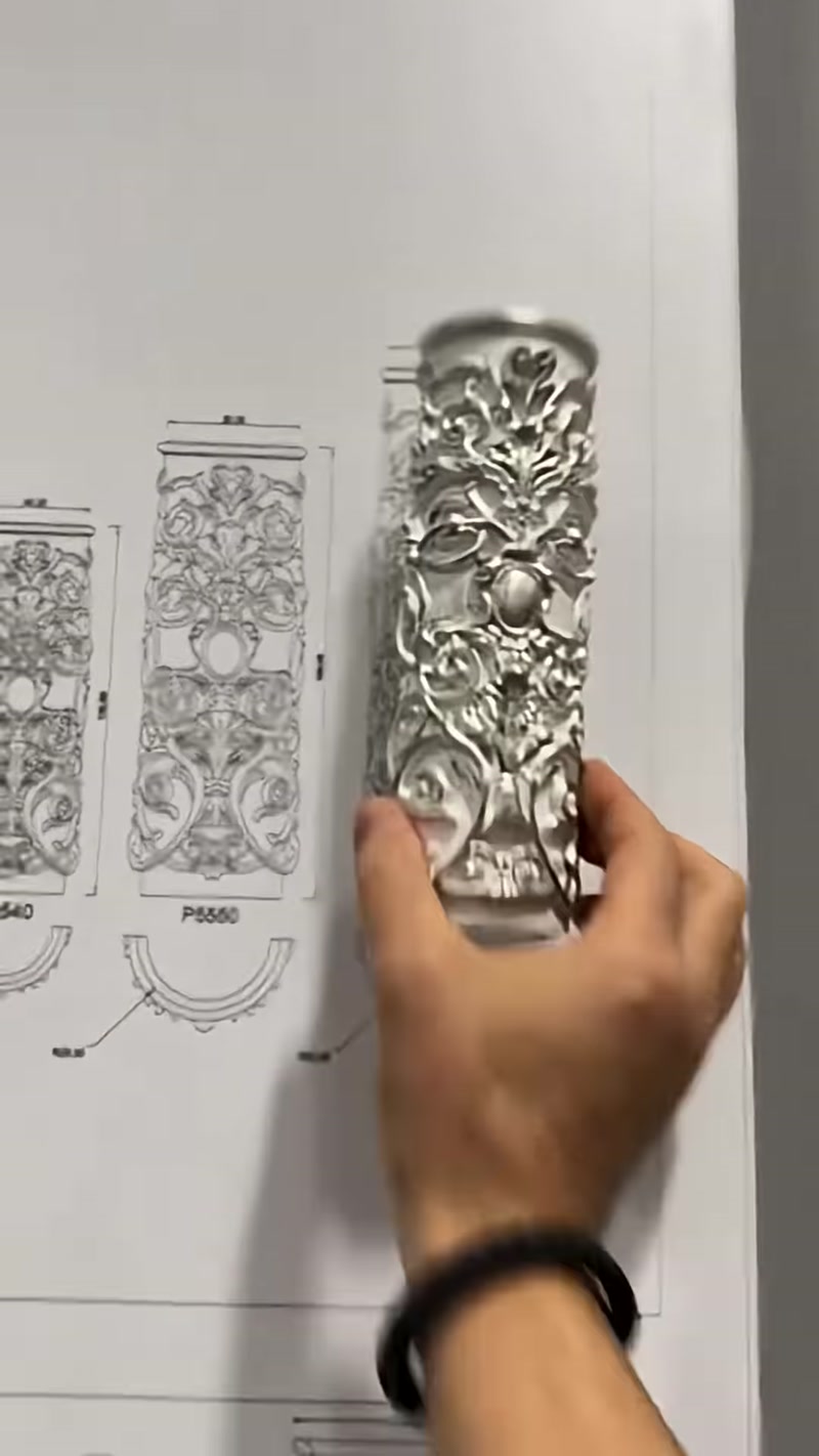 Bitkisel motifli dekoratif panel numunesinin kabartma detayları inceleniyor