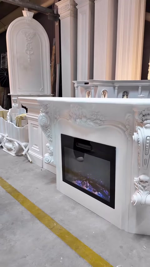 Dekoratif şömine modeli sütunlu showroom ortamında bütün olarak görülüyor