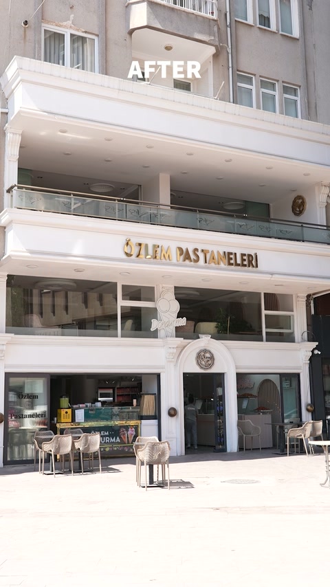 Beyaz söveler ve yatay silmelerle tamamlanan iş yeri cephesi
