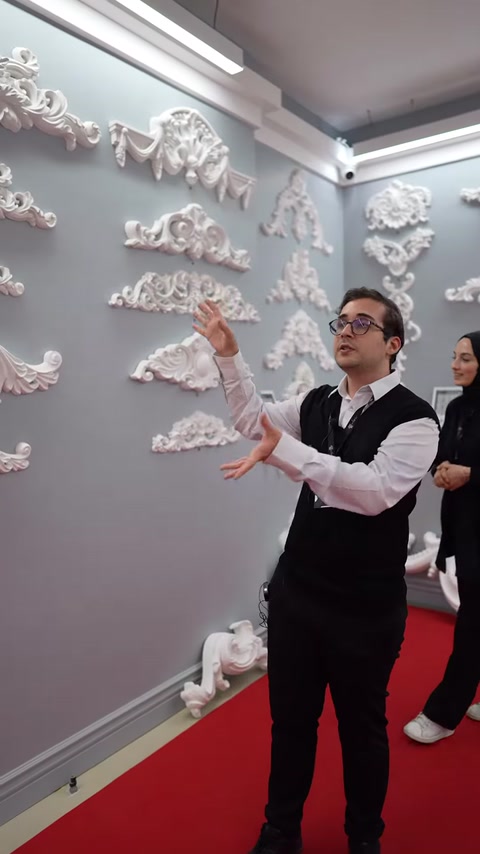 Duvara monte küçük dekoratif motifler sunum sırasında yakından tanıtılıyor