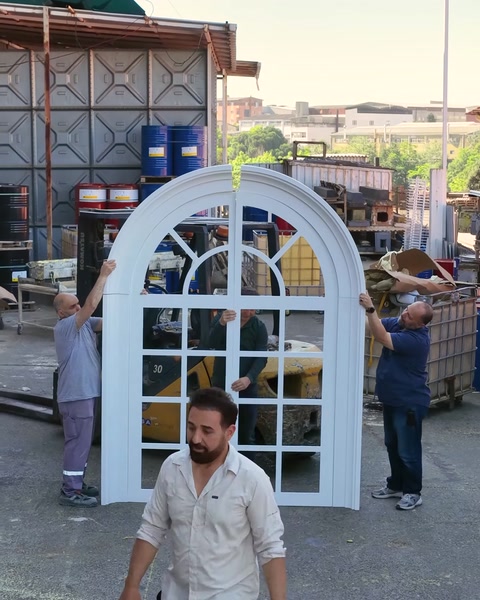 Kemerli pencere sövesi dikili halde sahada sergileniyor