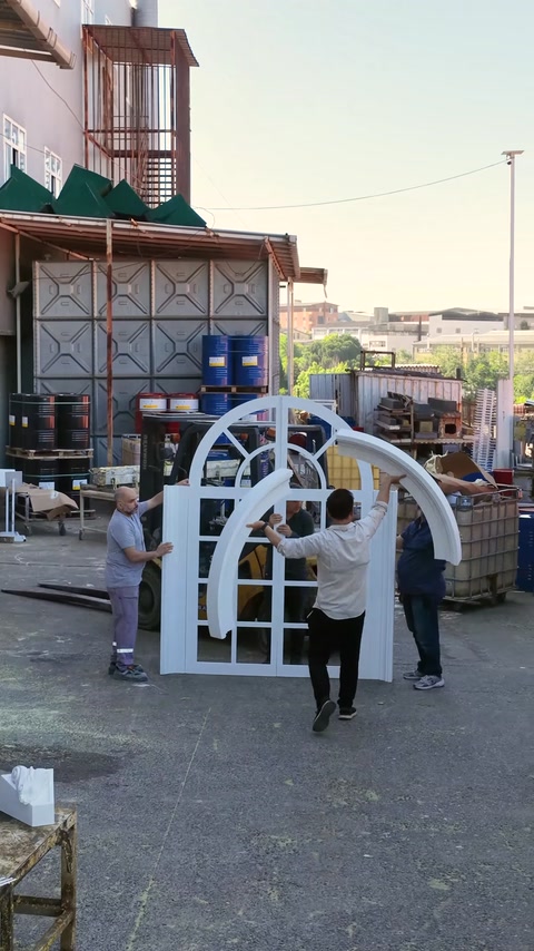 Ekip, kavisli üst söve parçasını pencere üzerine yerleştiriyor