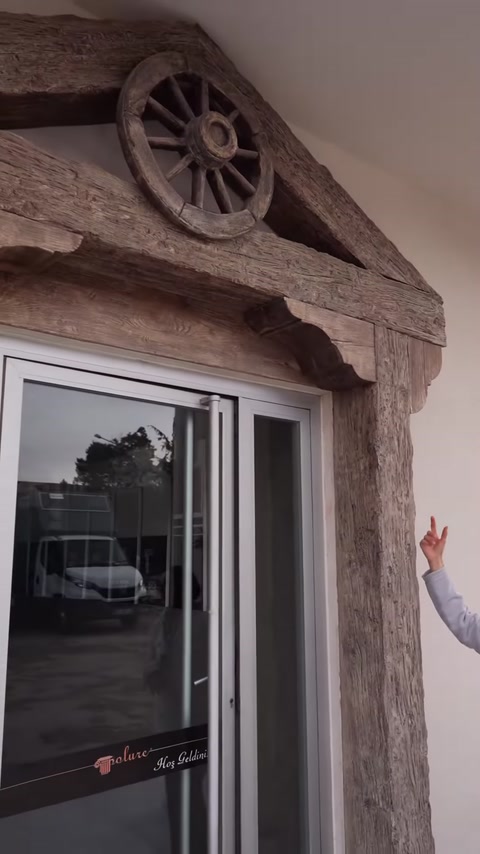 Üçgen alınlıkta kirişler ve dekoratif tekerleğin birlikte uygulanışı